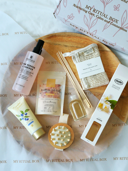 wellness box mit kerze und entspannungsprodukten für zuhause